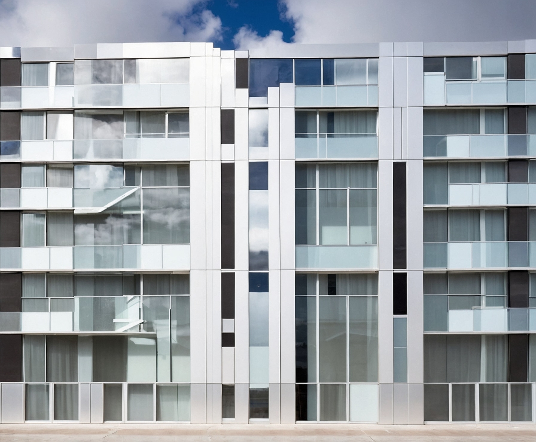 Ventanas de aluminio instaladas en edificio.